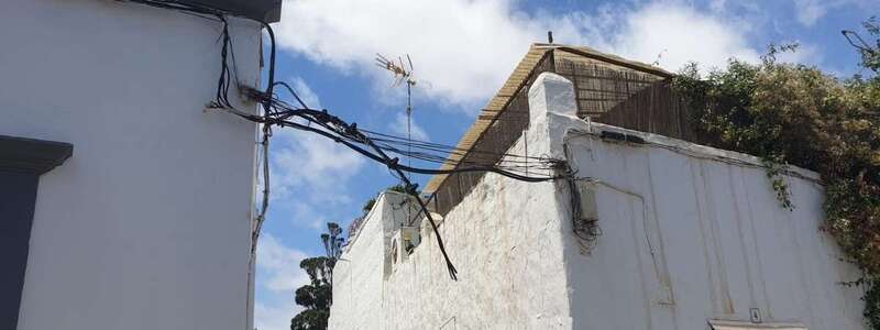 Cable desprendido en la calle de Altozano/TA.